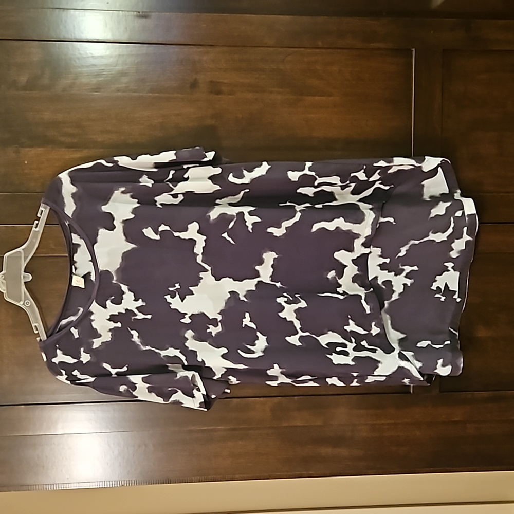Dark gray/white patterned hi-low blouse, 1x